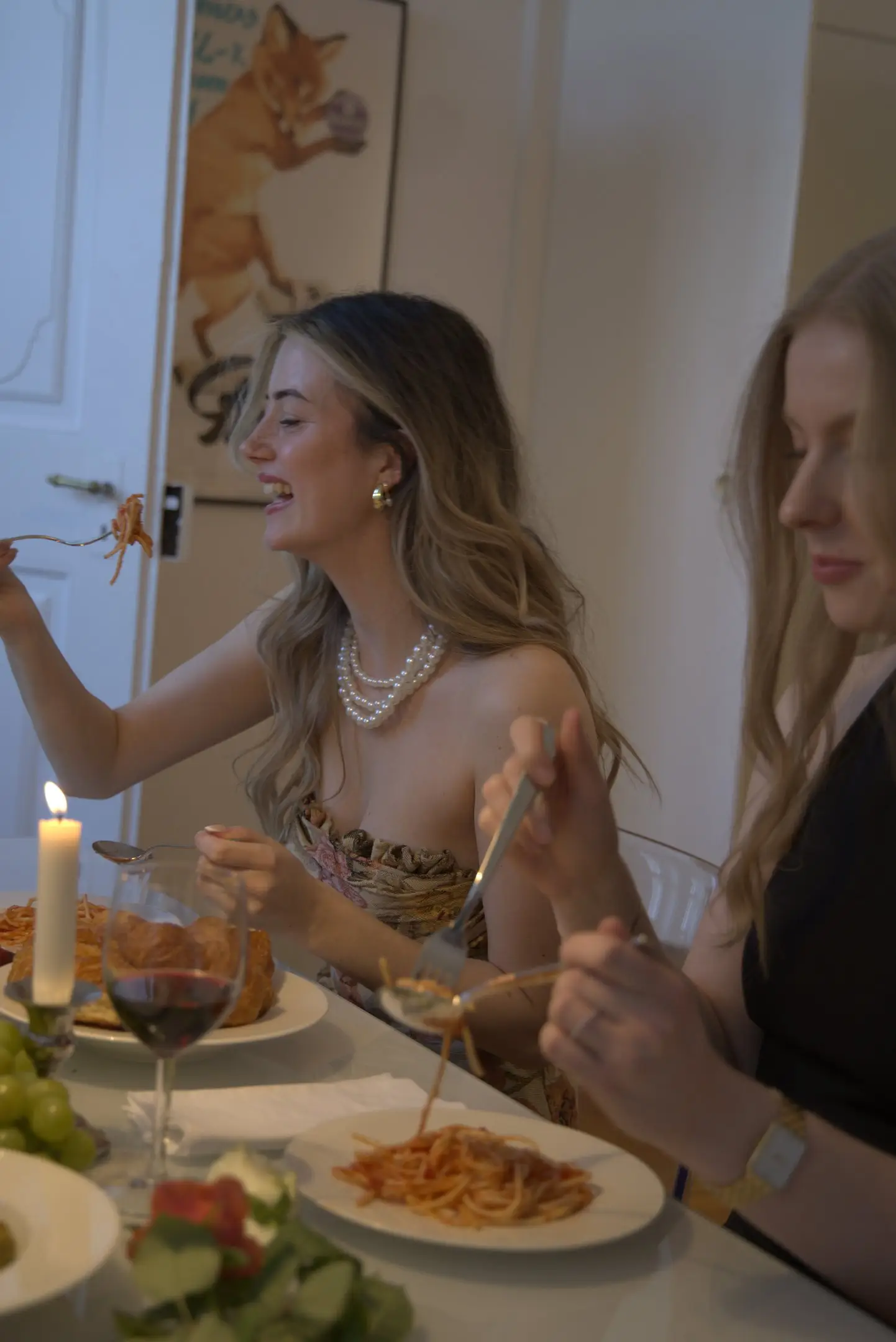 Zwei Frauen beim Abendessen bei Kerzenlicht