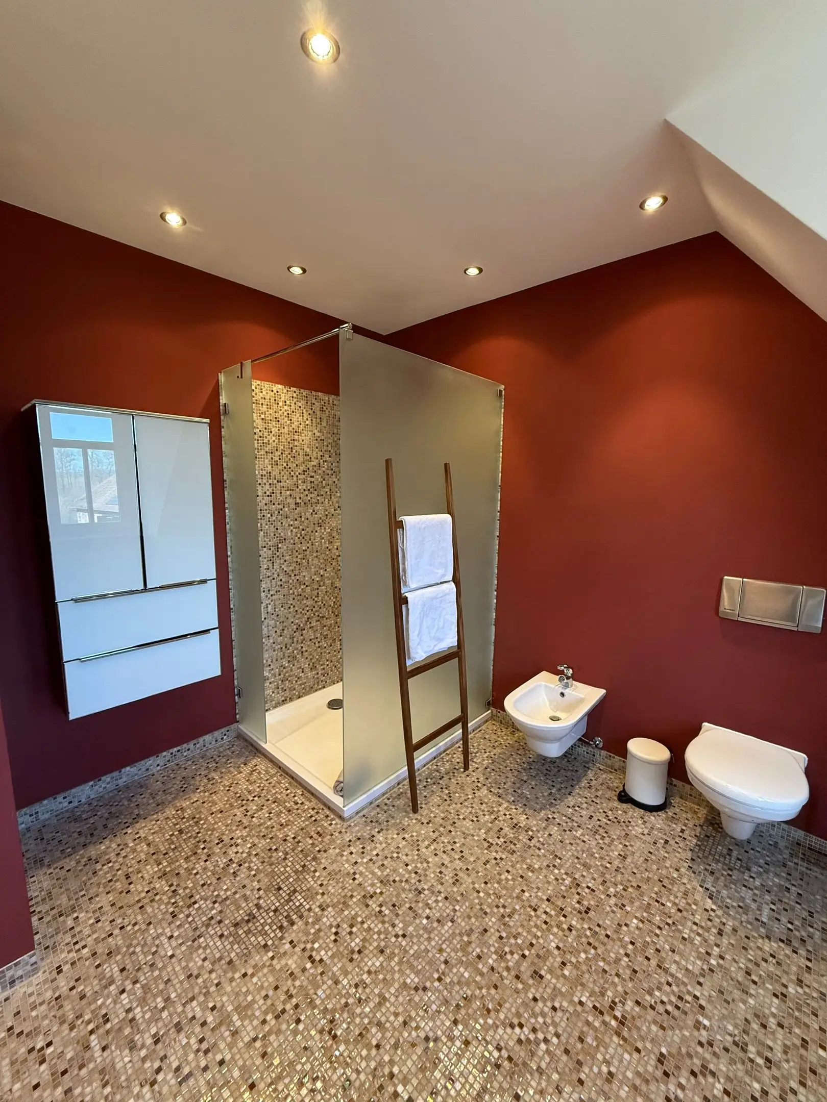 Badezimmer mit dunkelroter Wand, Terrazzoboden und Dusche