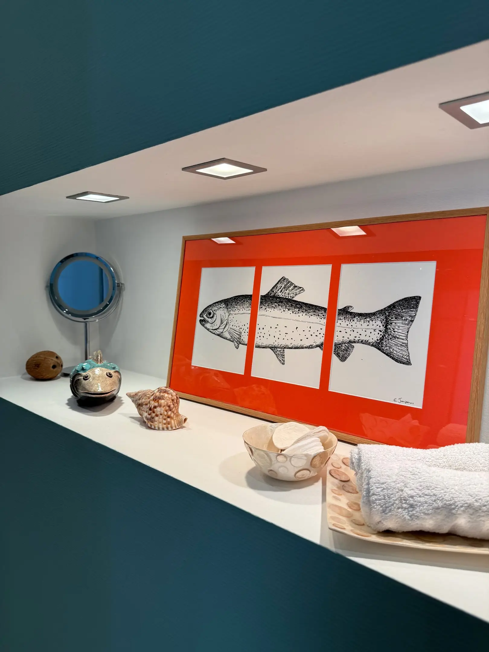 Badnische mit Fischmotiv vor petrolfarbener Wand