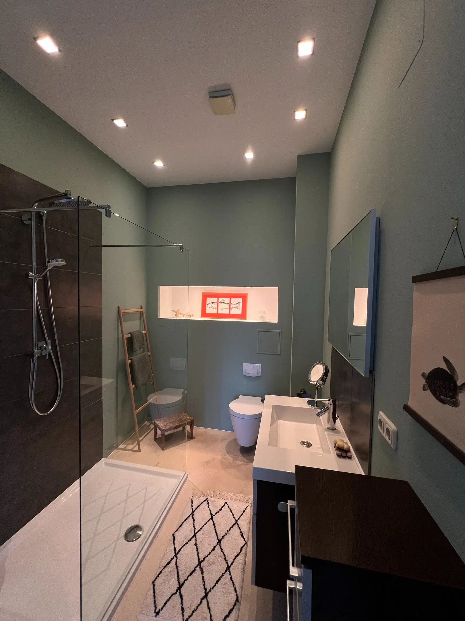 Badezimmer mit salbeigrünen Wänden und Dusche