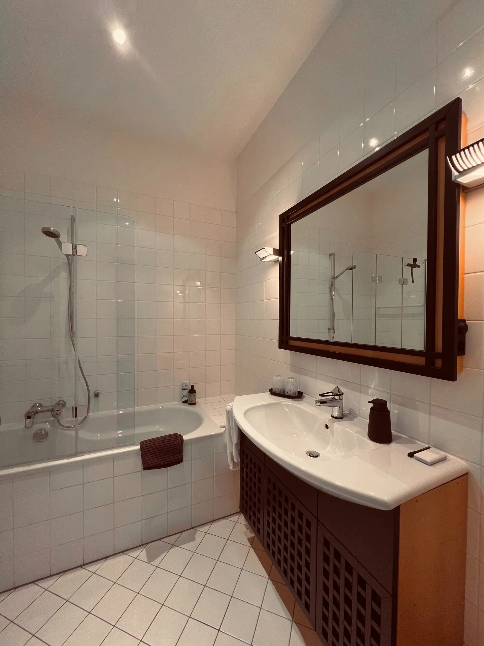 Badezimmer mit Badewanne, Dusche und Waschtisch