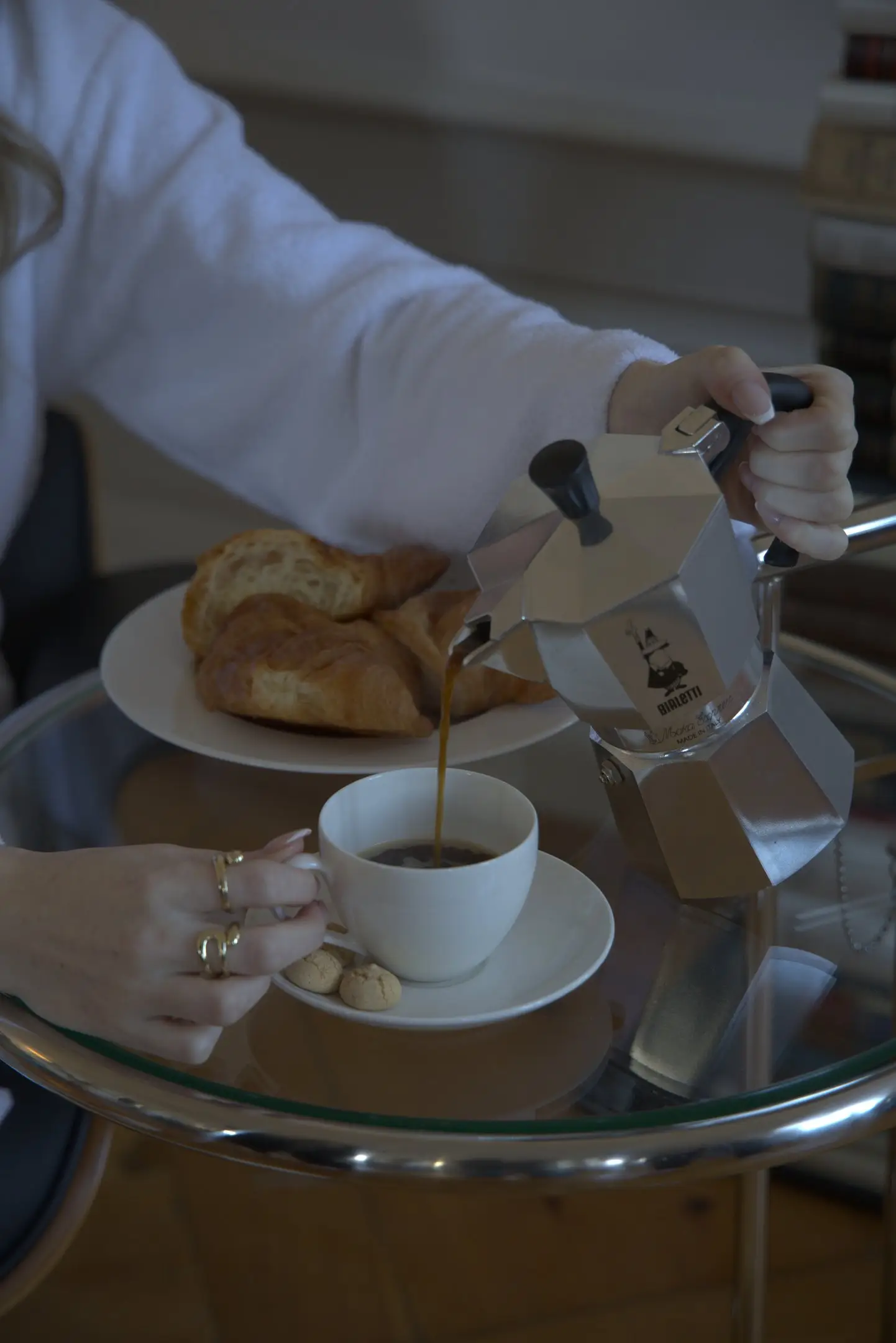 Frühstück mit Croissants, Kaffee wird eingeschenkt