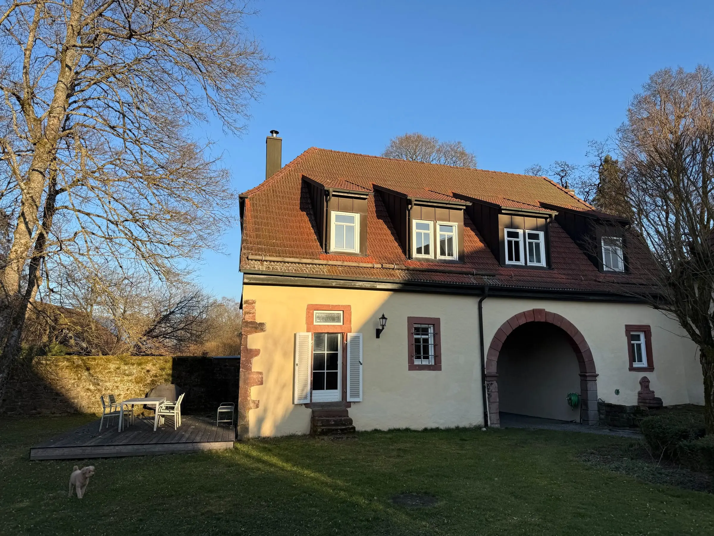 Das Ferienhaus im Schlosspark mit Terrasse, Garten und Torbogen