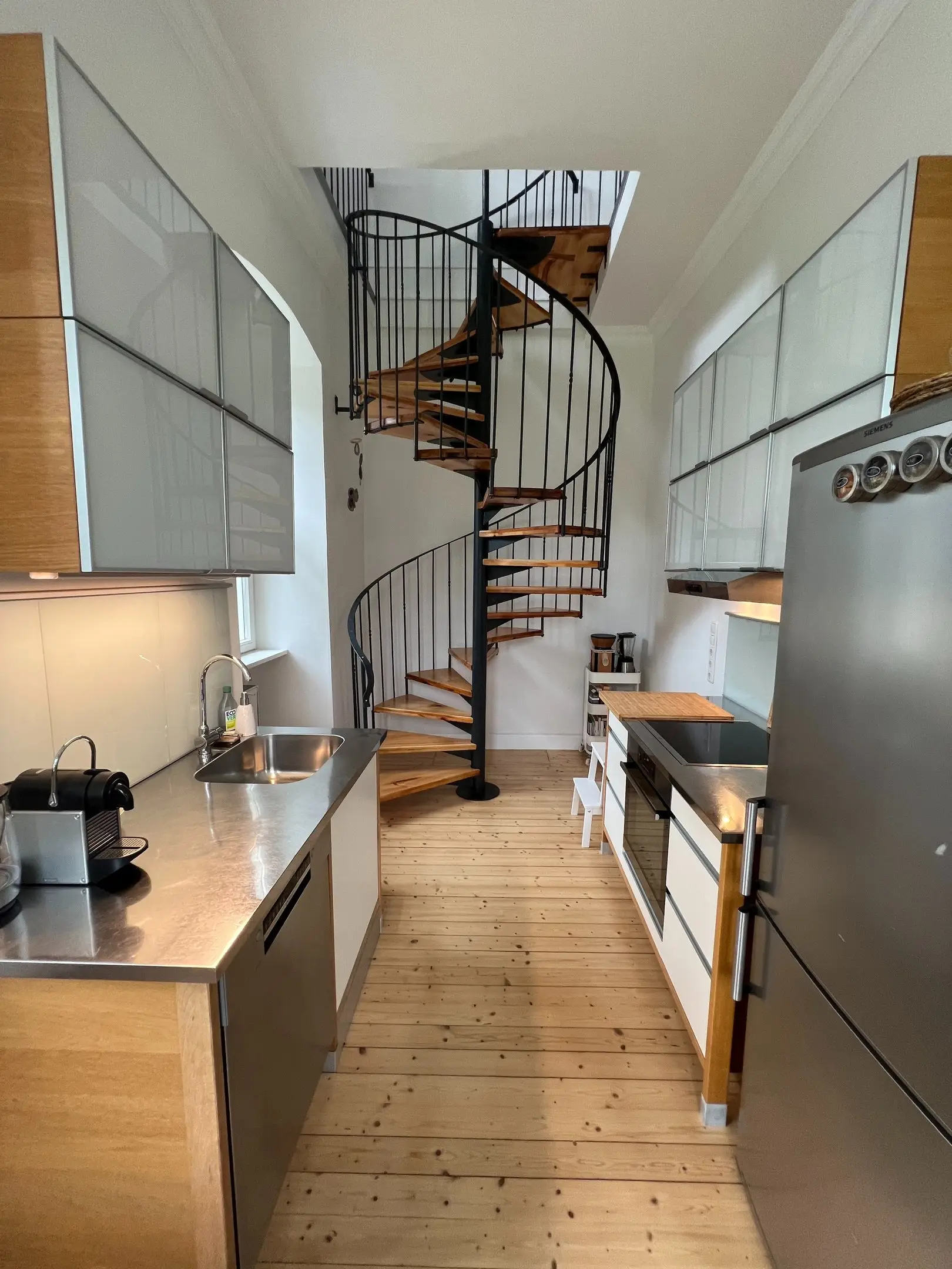 Schmale Küche mit Wendeltreppe