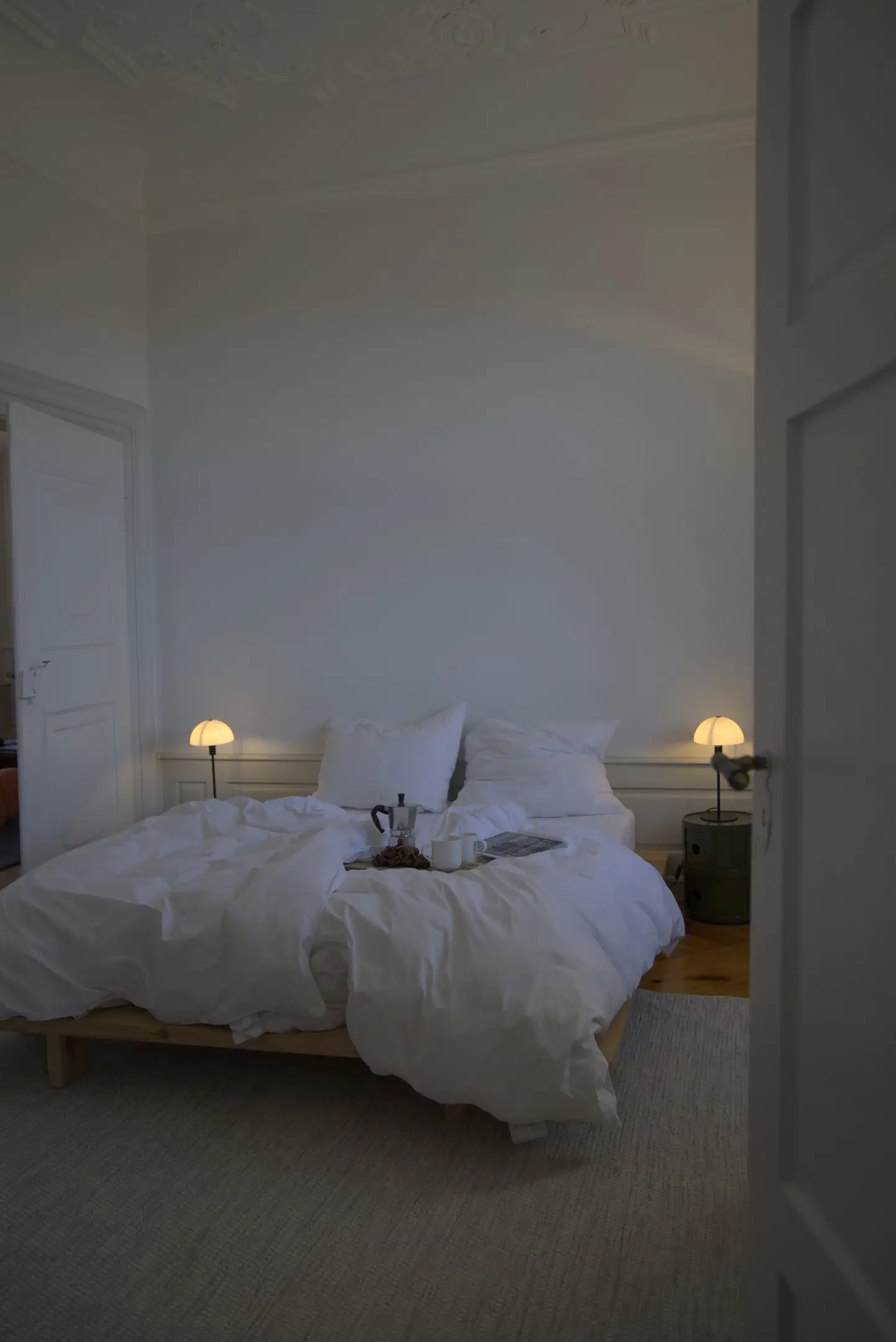 Blick durch eine Tür in ein Schlafzimmer mit Nachttischlampen